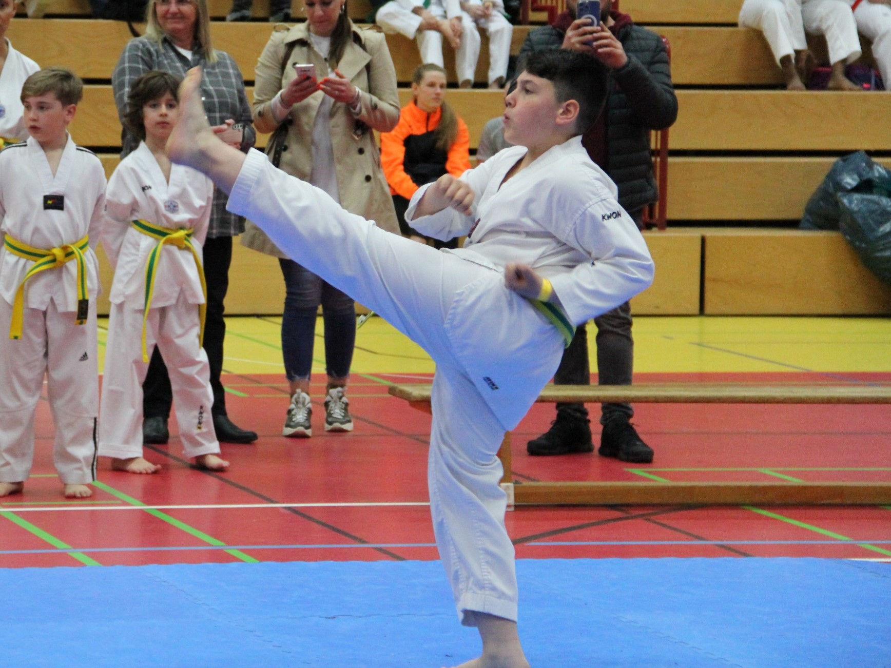 Bronze ging an Adil Image