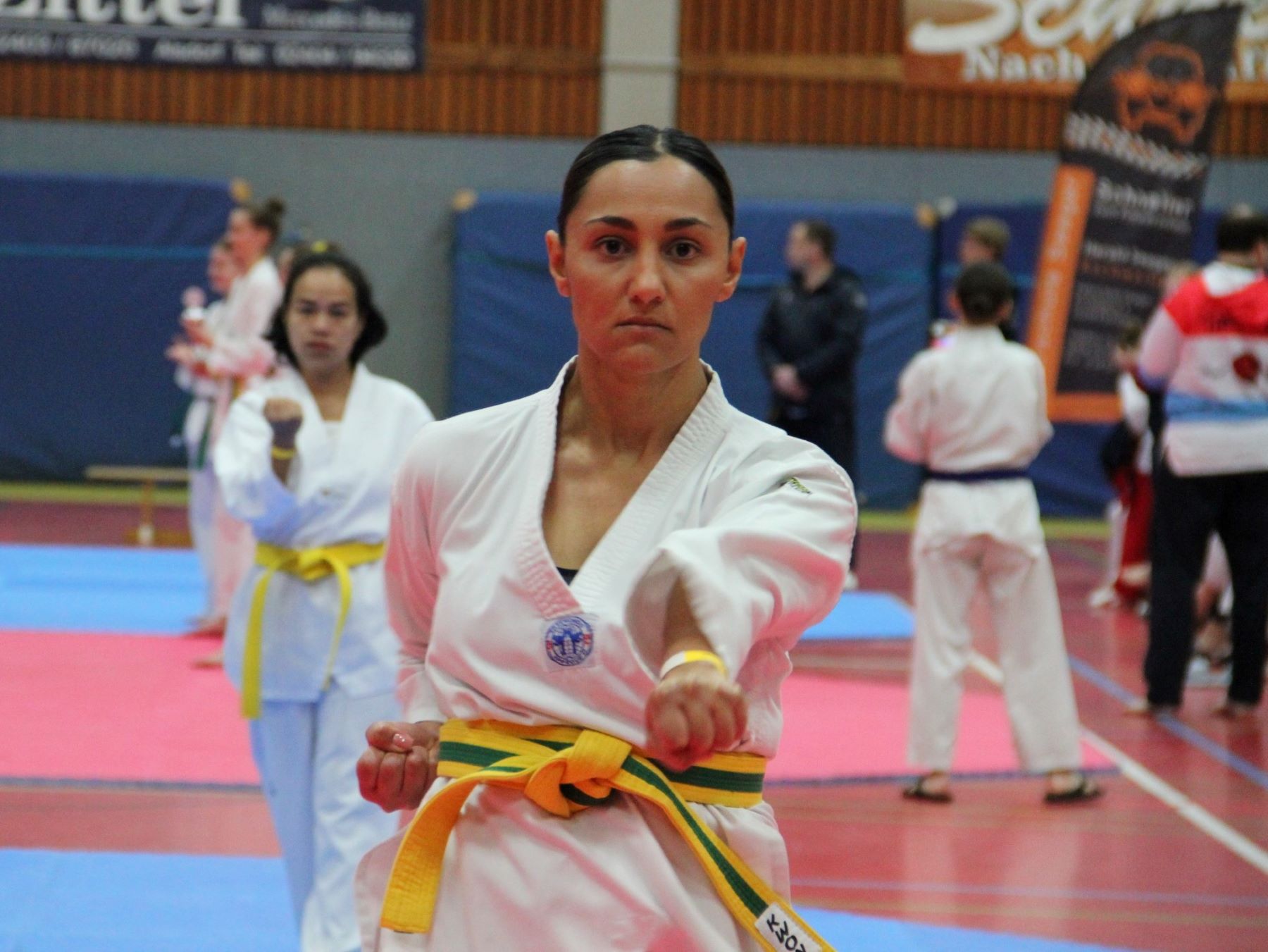 Janet, die ihre Gedanken bei ihrer kränkelnden Tochter hatte, errang Bronze Image